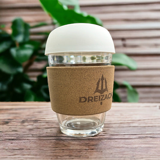 CAPU | Coffee-to-go-Becher mit personalisiertem Korkgriff Personalisiert & Individuell Dreizack Gravuren oesterreich handgemachte geschenke in wien