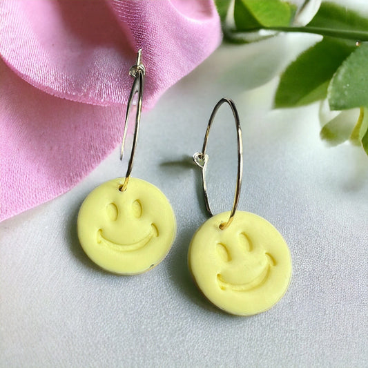 Ohrring Hoops mit Lachendem Smiley | Gelb Schmuck Cloverlily.Clay Jewelry oesterreich handgemachte geschenke in wien
