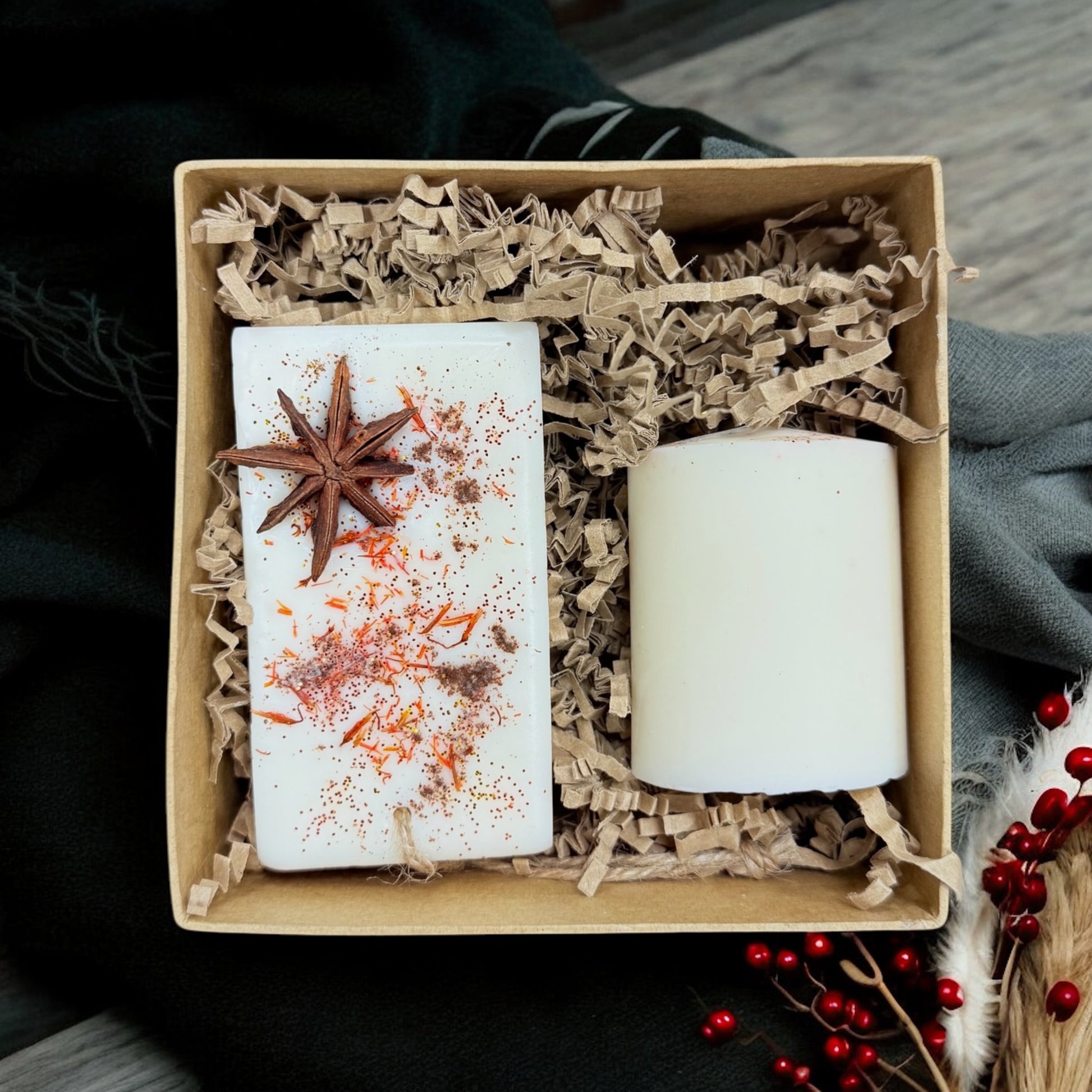 Geschenkset mit Kerze, Duftsachet und optional Streichhölzern in einer Phiole, in Recycling-Kartonbox. Duft nach Bratapfel, Zimt und Sternanis, handgefertigt von WildForestCandles, nachhaltig und perfekt für die Winterzeit.