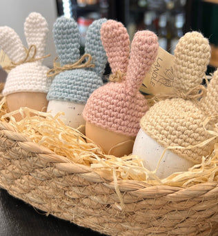 Gehäkelte Häubchen mit Hasenohren für Ostern Home Decor LändleHäkel oesterreich handgemachte geschenke in wien