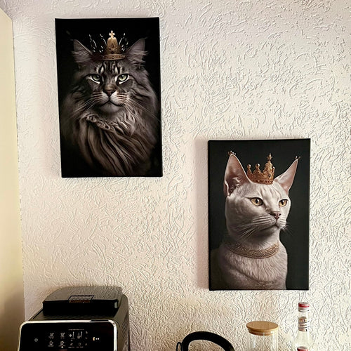 Dreizack Königliches Katzenportrait – Personalisiertes Portrait deiner Katze mit Krone, Robe und Schmuck. Erhältlich als digitaler Download, Poster oder Leinwand in verschiedenen Größen. Dreizack Wien.