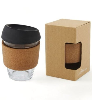 CAPU | Coffee-to-go-Becher mit personalisiertem Korkgriff Personalisiert & Individuell Dreizack Gravuren oesterreich handgemachte geschenke in wien