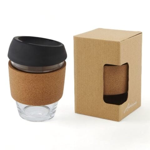 CAPU | Coffee-to-go-Becher mit personalisiertem Korkgriff Personalisiert & Individuell Dreizack Gravuren oesterreich handgemachte geschenke in wien