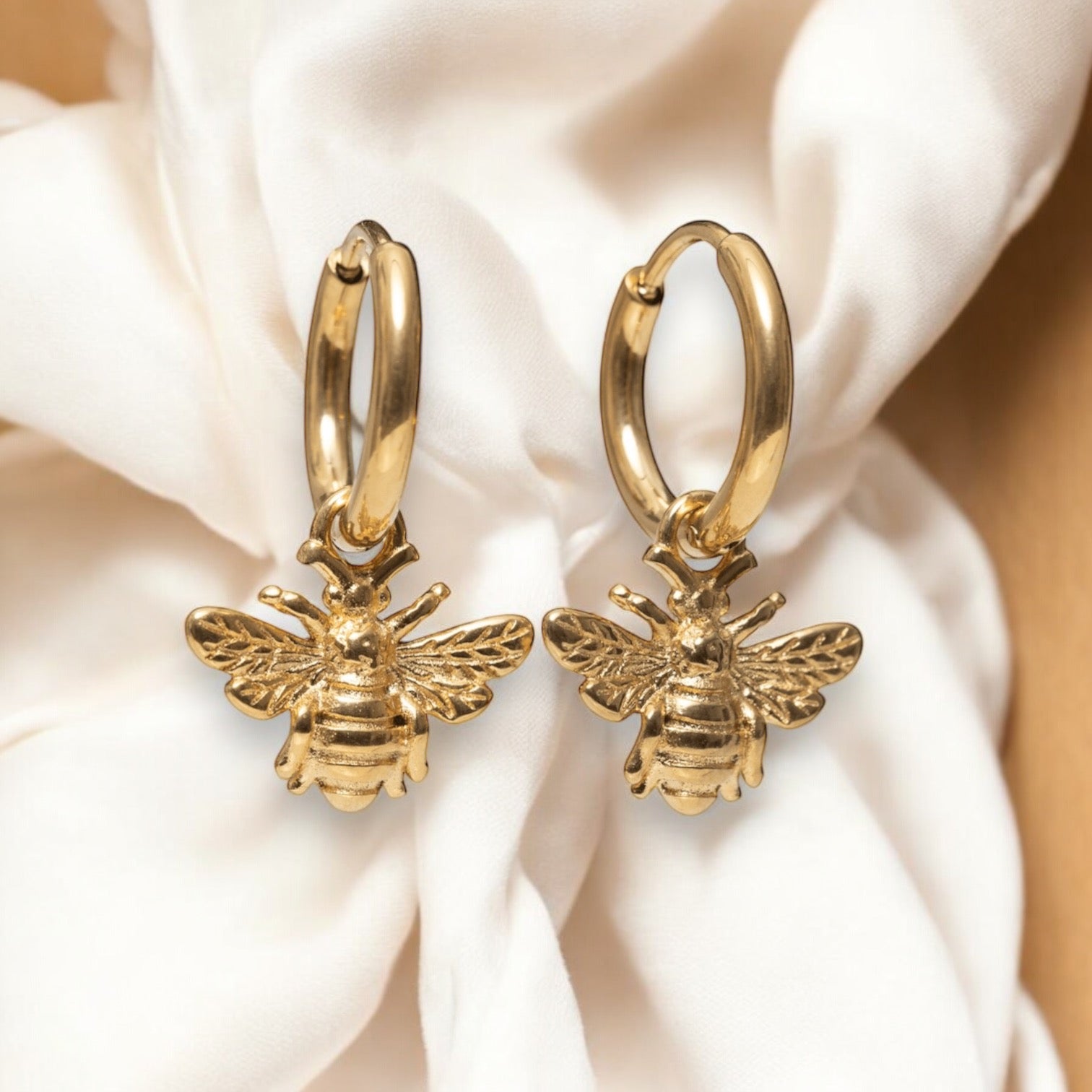 Bee Charm | Harmonie und Natur in 18K Vergoldung