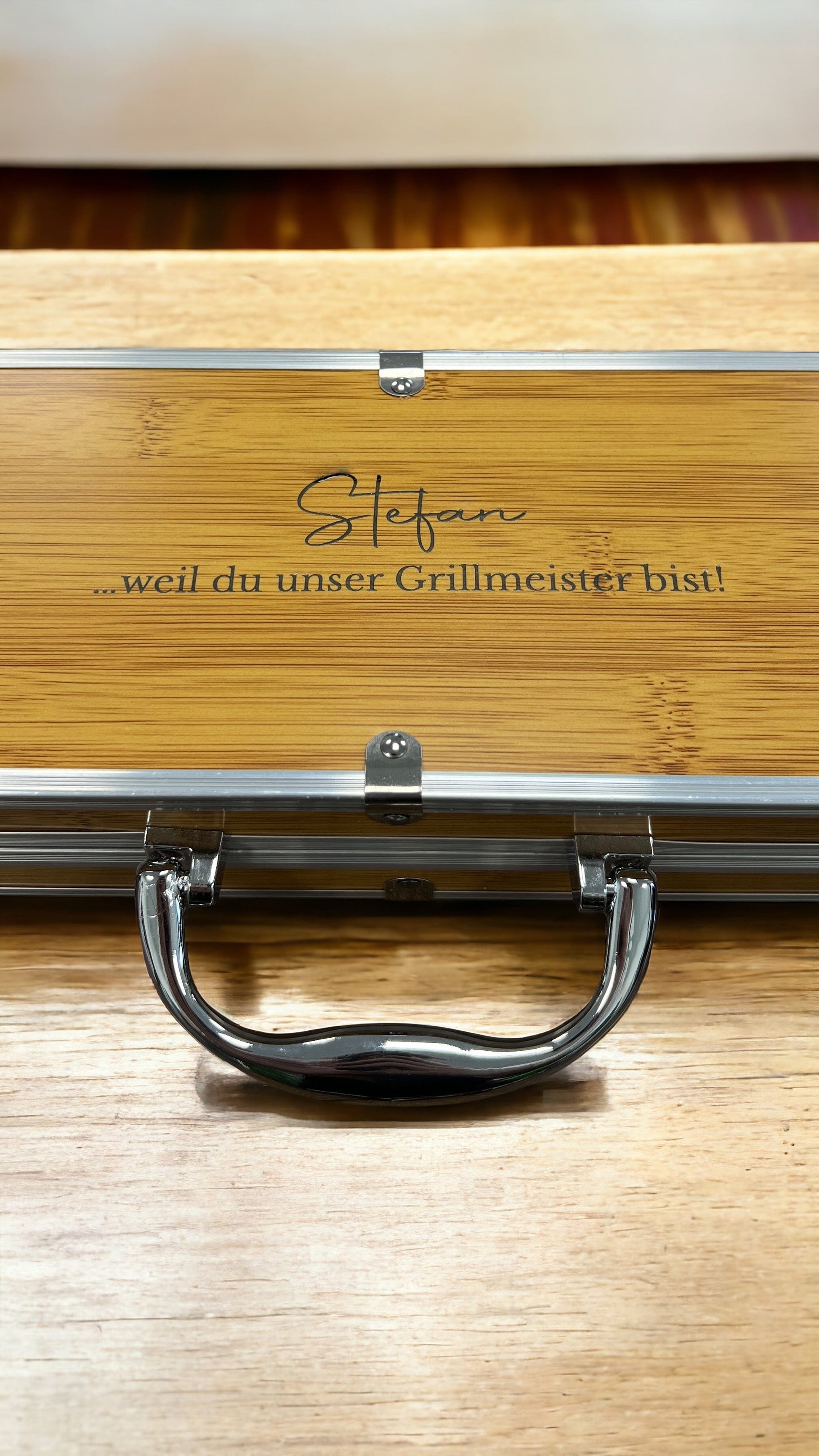 Personalisiertes Grillkoffer Set | Ideal für BBQ-Enthusiasten Personalisiert & Individuell Dreizack Gravuren oesterreich handgemachte geschenke in wien