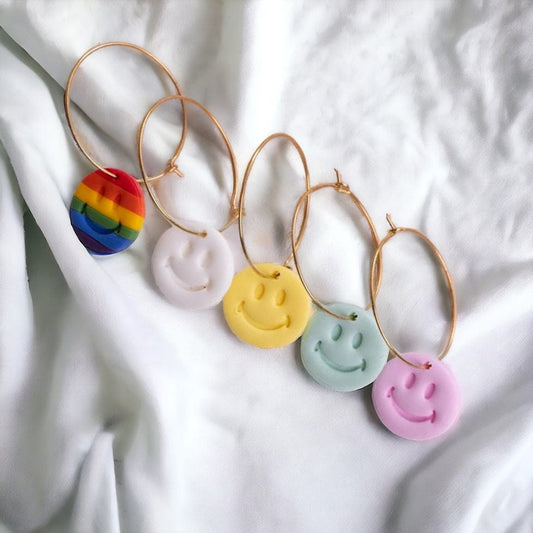 Ohrring Hoops mit Lachendem Smiley | Regenbogen Pride Schmuck Cloverlily.Clay Jewelry oesterreich handgemachte geschenke in wien
