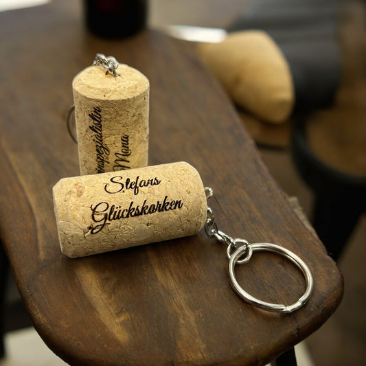Dreizack Weinkorken Schlüsselanhänger – Korken ca. 4,5 x 2 cm, aus Kork und Edelstahl, individuell gravierbar. Perfekt für Weinfans, Glücksbringer oder personalisierte Geschenke. Dreizack Wien.