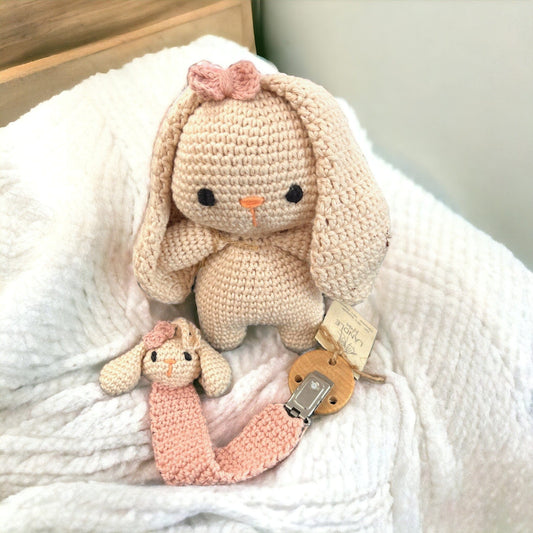 Handgemachte Amigurumi-Puppe "Häschen Pink-Beige" mit Schnullerkette von LändleHäkel Baby & Kinder LändleHäkel oesterreich handgemachte geschenke in wien