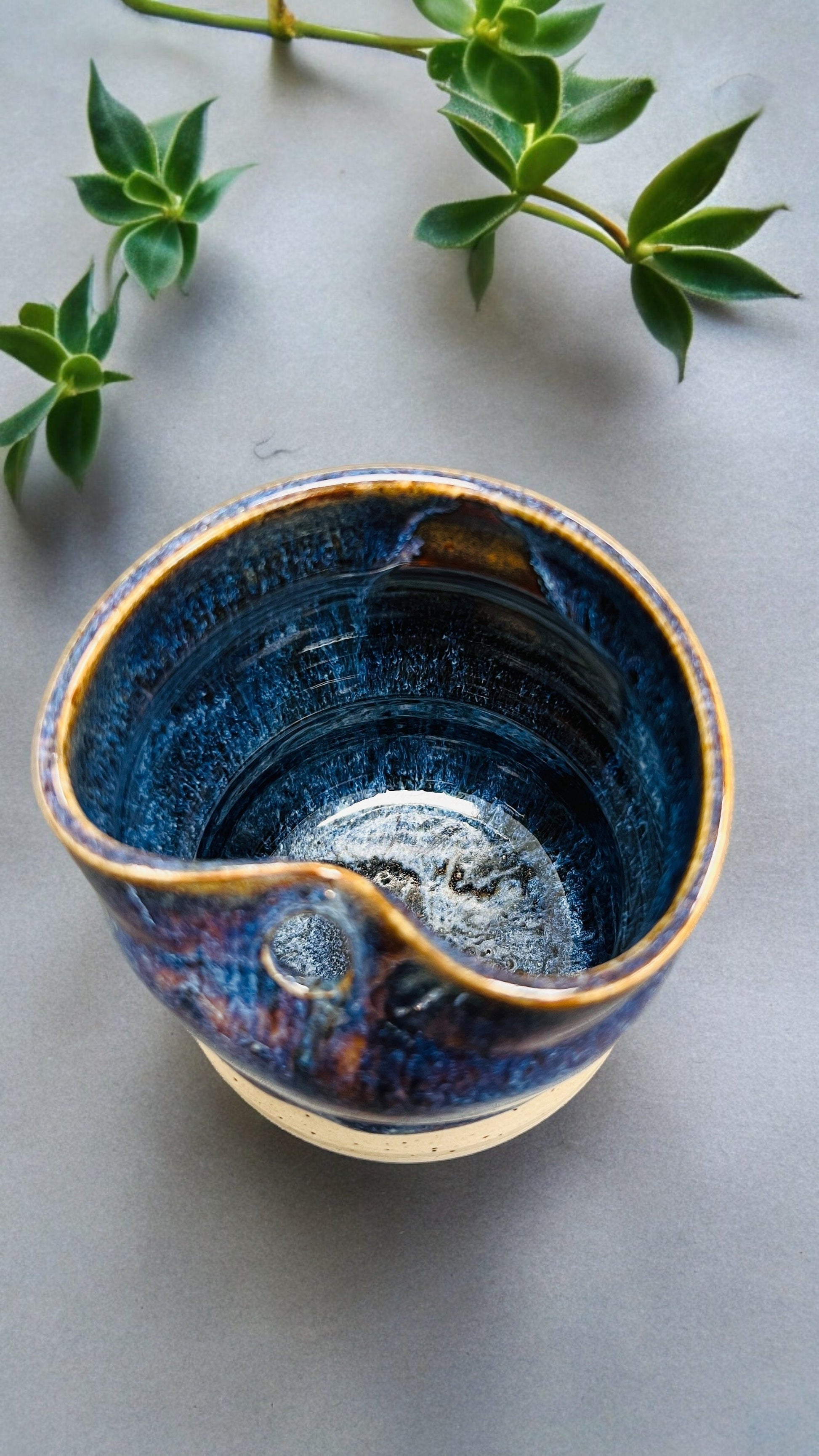 Große Keramiktasse mit Platz für Strohhalm | Artstudio.Izzi Keramik & Tonarbeiten Artstudio.Izzi oesterreich handgemachte geschenke in wien
