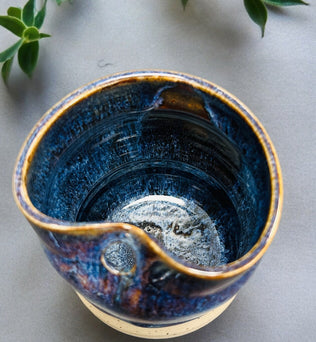 Große Keramiktasse mit Platz für Strohhalm | Artstudio.Izzi Keramik & Tonarbeiten Artstudio.Izzi oesterreich handgemachte geschenke in wien