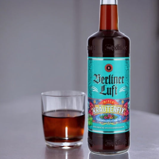 Berliner Luft Kräuterfix Likör – 700 ml Flasche, 18% Alkohol. Pfefferminz- und Kräutergeschmack, ideal gekühlt genießen. Handgefertigt in Deutschland. Dreizack Wien.