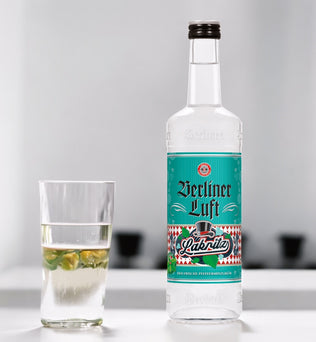 Berliner Luft Lakritz Likör – 700 ml Flasche, 18% Alkohol. Pfefferminz- und Lakritzgeschmack, ideal gekühlt genießen. Handgefertigt in Deutschland. Dreizack Wien.