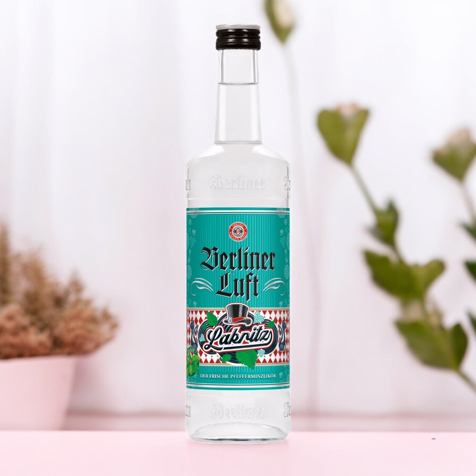 Berliner Luft Lakritz Likör – 700 ml Flasche, 18% Alkohol. Pfefferminz- und Lakritzgeschmack, ideal gekühlt genießen. Handgefertigt in Deutschland. Dreizack Wien.