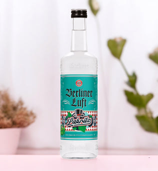 Berliner Luft Lakritz Likör – 700 ml Flasche, 18% Alkohol. Pfefferminz- und Lakritzgeschmack, ideal gekühlt genießen. Handgefertigt in Deutschland. Dreizack Wien.