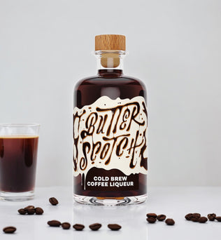 Butterscotch Cold Brew Coffee Likör – 500 ml Flasche, 20% Alkohol. Handgefertigt in Deutschland, perfekte Balance zwischen süßem Karamell und kräftigem Kaffee, ideal für Cocktails und puren Genuss. Dreizack Wien