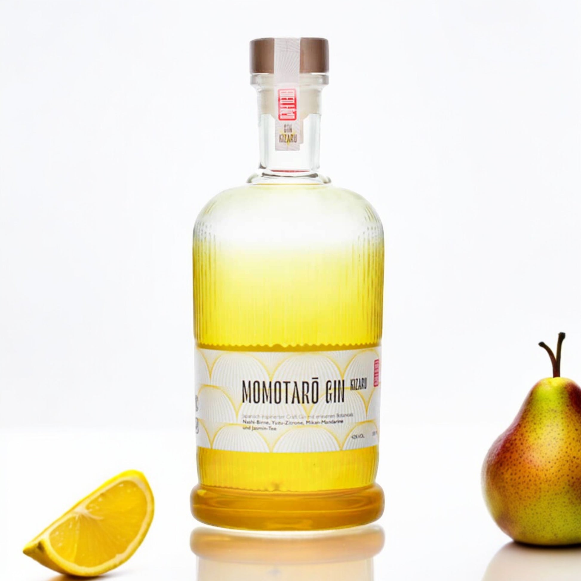 Momotaro Kizaru Gin – Handgemachter Craft-Gin aus Deutschland mit japanischen Aromen von Nashi-Birne, Yuzu-Zitrone, Mikan-Mandarine und Jasmin-Tee. Fruchtig und frisch, ideal für Cocktails und Longdrinks.. Dreizack Wien