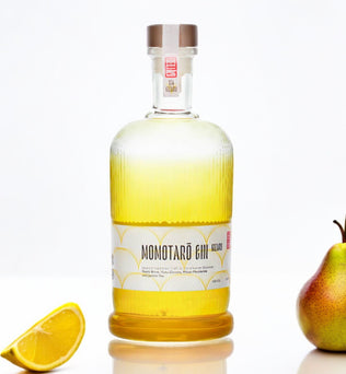 Momotaro Kizaru Gin – Handgemachter Craft-Gin aus Deutschland mit japanischen Aromen von Nashi-Birne, Yuzu-Zitrone, Mikan-Mandarine und Jasmin-Tee. Fruchtig und frisch, ideal für Cocktails und Longdrinks.. Dreizack Wien