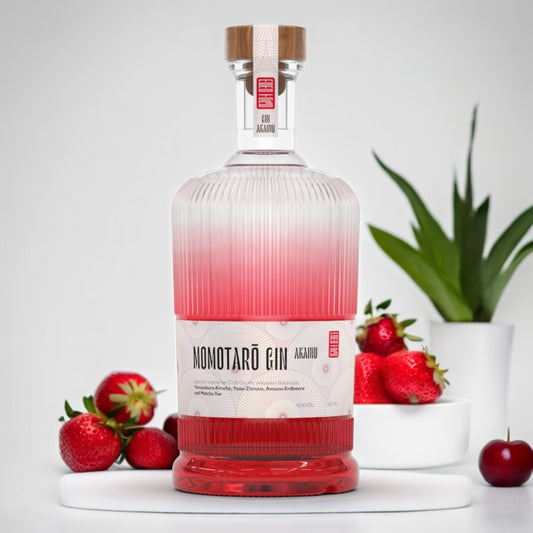 Momotaro Akainu Gin – Handgemachter Craft-Gin aus Deutschland, inspiriert von japanischen Aromen. Enthält Momo-Pfirsich, Yuzu-Zitrone, Sakura-Kirschblüten und Sencha-Tee. Ideal für elegante Cocktails.