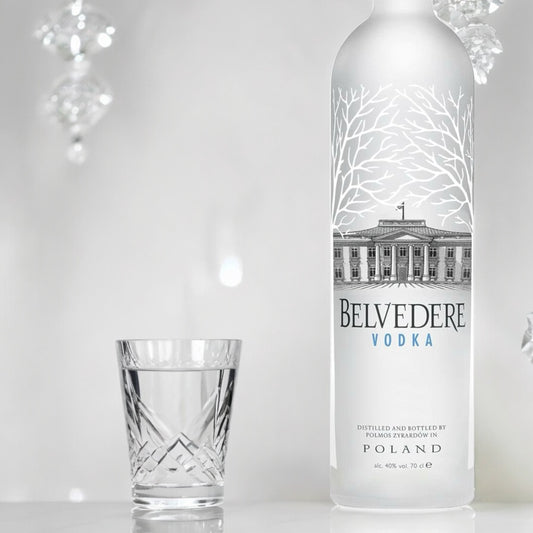 Belvedere Vodka – 1000 ml Flasche, 40% Alkohol. Hergestellt aus 100% polnischem Roggen, vierfach destilliert. Elegante Flasche inspiriert vom Belvedere Palast. Perfekt für Cocktails und puren Genuss. Dreizack Wien.