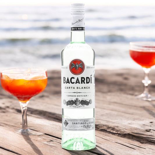 Bacardi Ron Carta Blanca Superior – 700 ml Flasche, 37.5% Alkohol. Vierfach destilliert, fünfmal durch Holzkohle gefiltert, ideal für Cocktails und Longdrinks. Dreizack Wien.