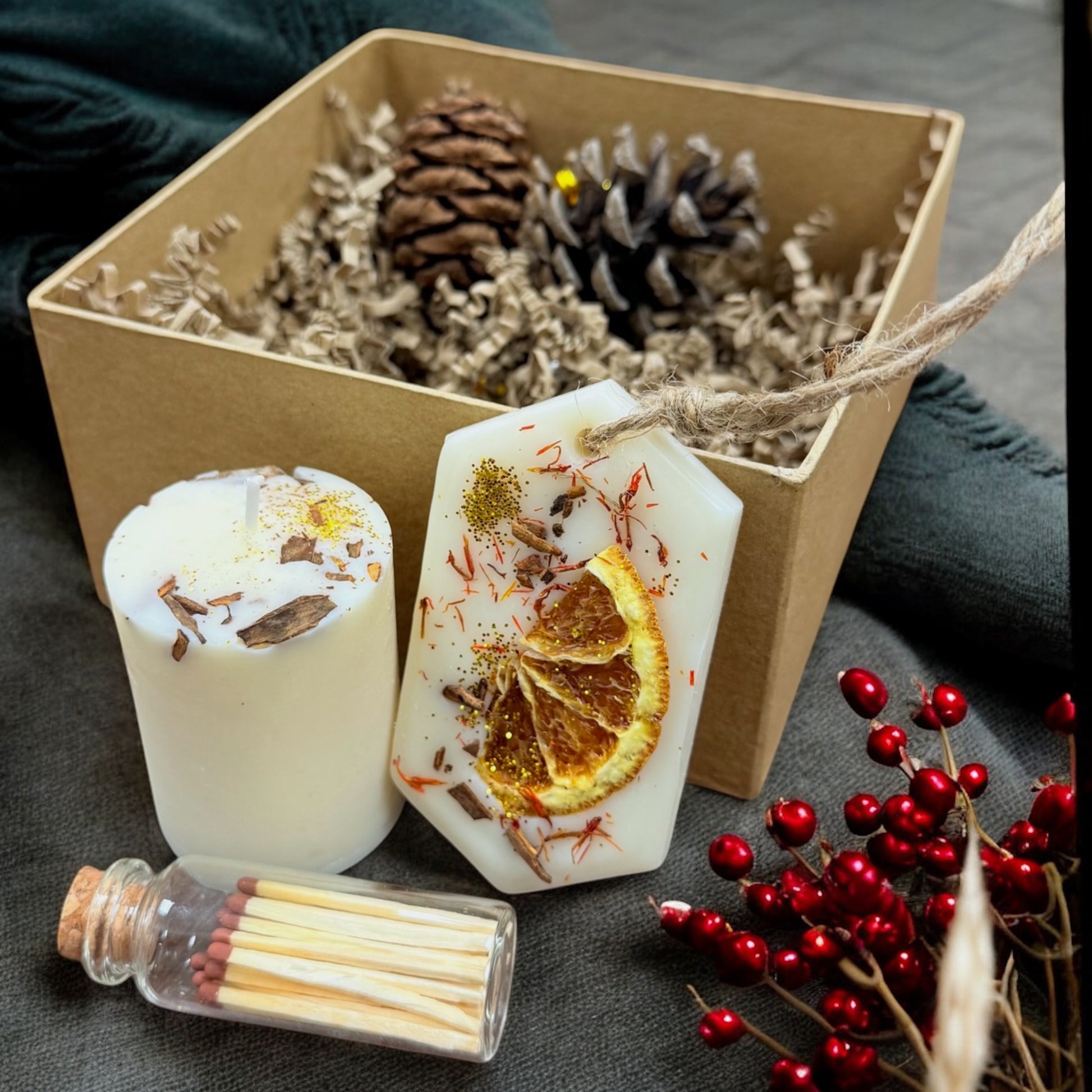 Geschenkset mit Kerze, Duftsachet und optional Streichhölzern in einer Phiole, in Recycling-Kartonbox. Duft nach Orangenpunsch, handgefertigt von WildForestCandles, nachhaltig und stilvoll.