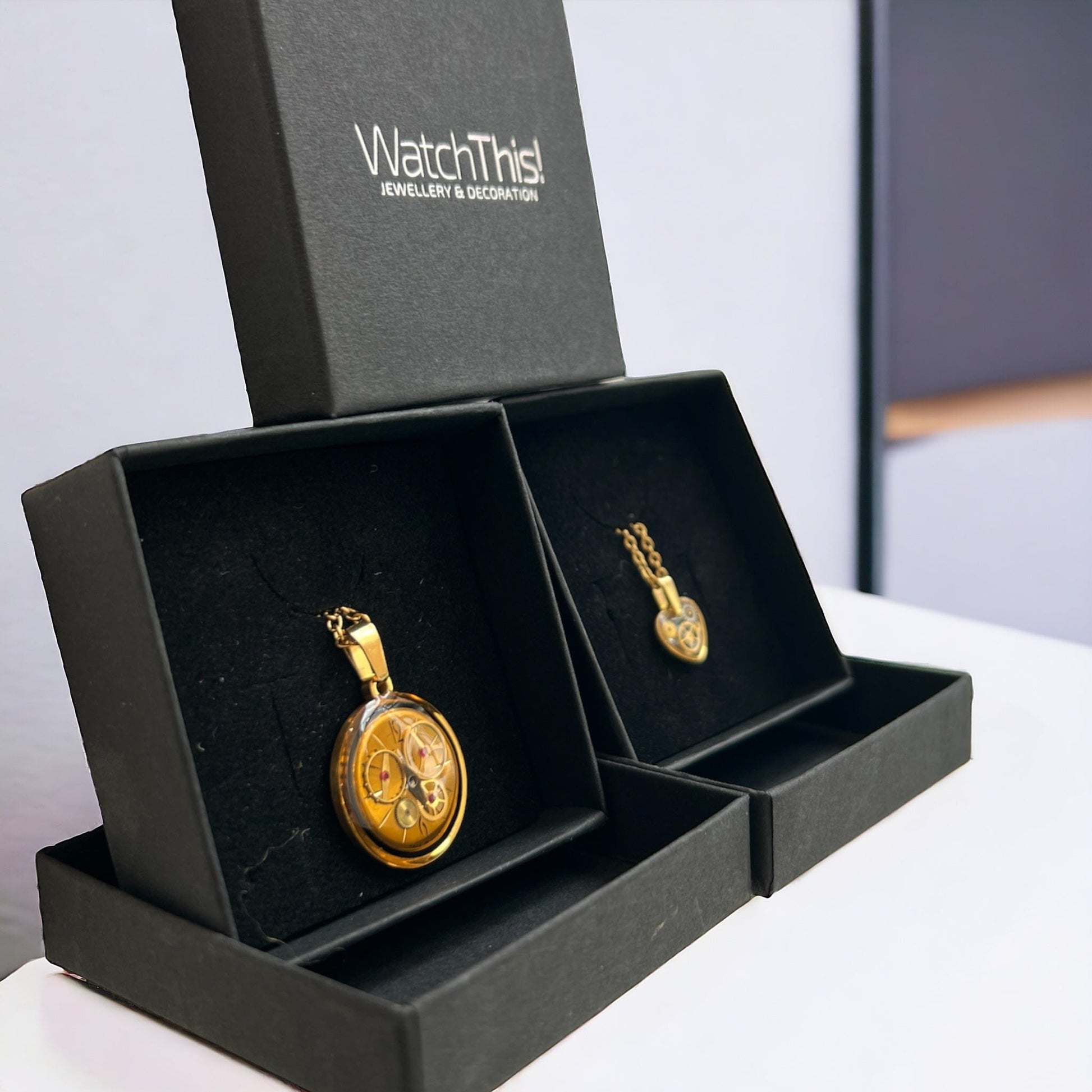 Einzigartige Halsketten aus Uhrwerksteilen