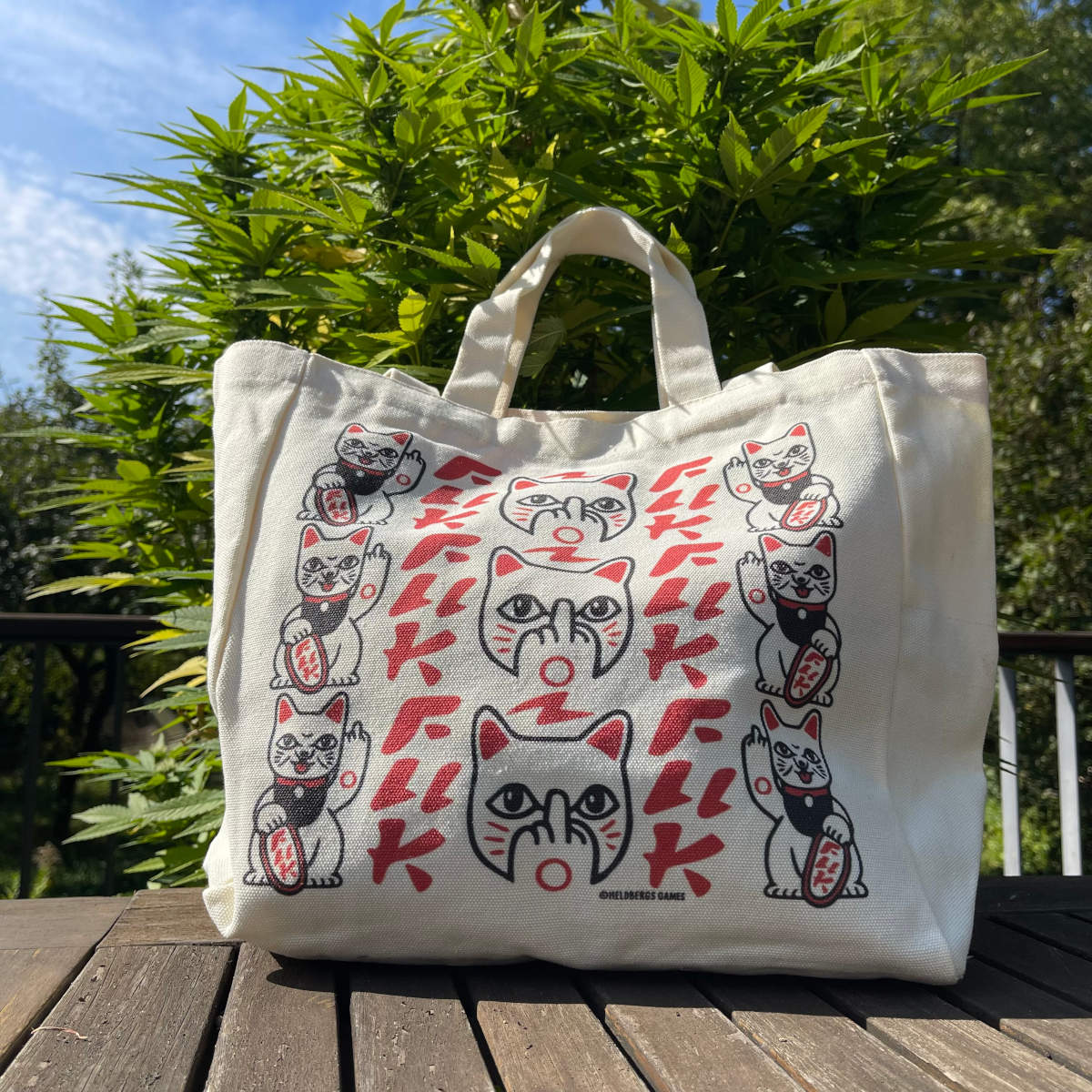 „Fuck You - Maneki Neko“ Tote Bag aus 16-Unzen-Baumwolle, 32 x 33 x 16 cm, mit Magnetverschluss, Innentasche und langen sowie kurzen Tragegriffen. Freches Design mit rebellischem Humor. Tote Bag mit Katzendesign. Katze die Mittelfinger zeigt.