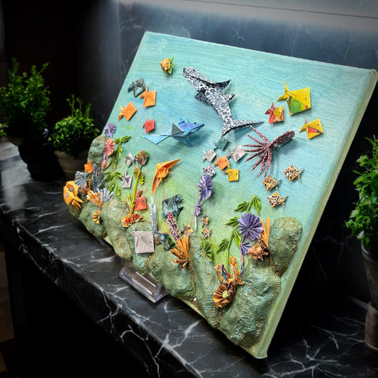 Individuelle Origami-Miniaturwelt von Künstlerhände – Handgefertigte, frei platzierbare Origami-Elemente auf Leinwand oder in einer Holzbox. Einzigartige, personalisierte Kunstwerke für Zuhause oder als Geschenk.