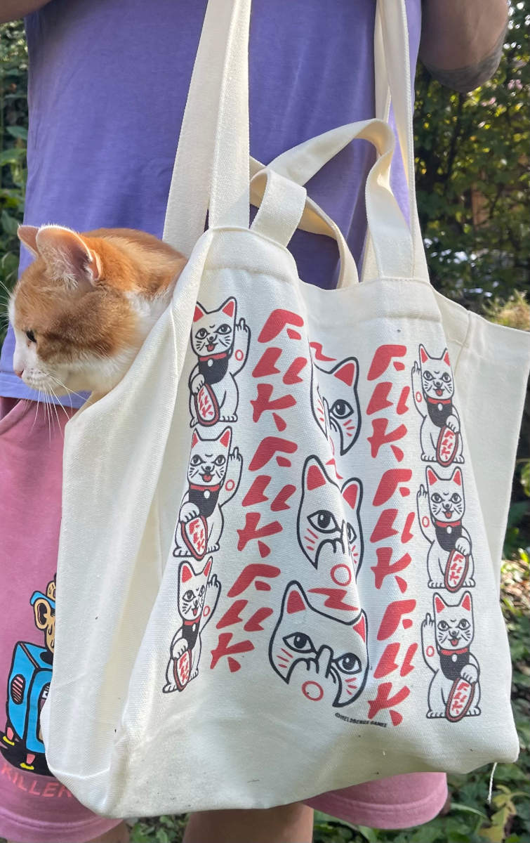 „Fuck You - Maneki Neko“ Tote Bag aus 16-Unzen-Baumwolle, 32 x 33 x 16 cm, mit Magnetverschluss, Innentasche und langen sowie kurzen Tragegriffen. Freches Design mit rebellischem Humor. Tote Bag mit Katzendesign. Katze die Mittelfinger zeigt.