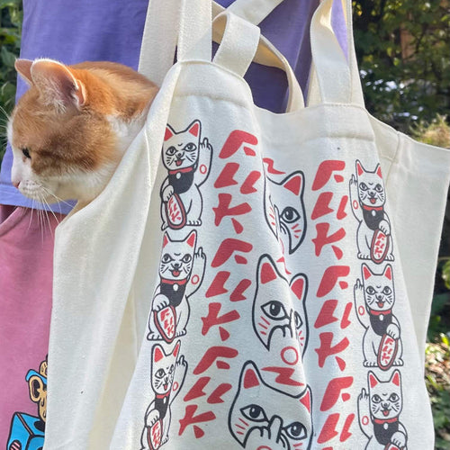 „Fuck You - Maneki Neko“ Tote Bag aus 16-Unzen-Baumwolle, 32 x 33 x 16 cm, mit Magnetverschluss, Innentasche und langen sowie kurzen Tragegriffen. Freches Design mit rebellischem Humor. Tote Bag mit Katzendesign. Katze die Mittelfinger zeigt.