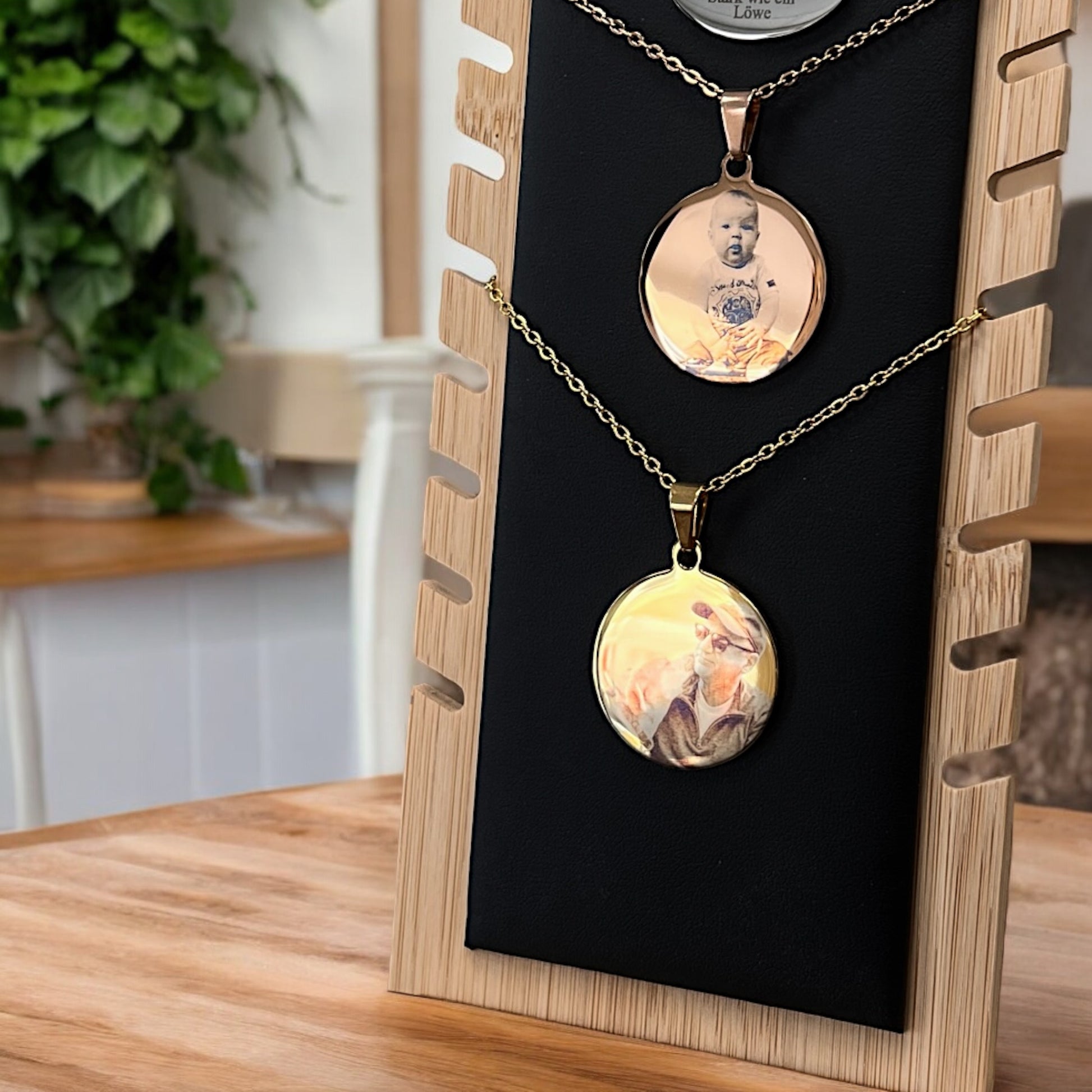 Runde Fotogravur-Halskette aus Premium Edelstahl, Kettenlänge 50 cm, Anhänger 30 mm, personalisierbar mit Fotogravur, Bild wird aufbereitet und zugeschnitten, ideal als Geschenk oder persönliches Andenken.