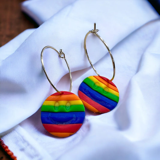 Ohrring Hoops mit Lachendem Smiley | Regenbogen Pride Schmuck Cloverlily.Clay Jewelry oesterreich handgemachte geschenke in wien