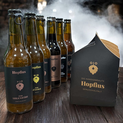 Hopfius Probier-Set mit 6 handgebrauten Craft-Bieren, 6 x 0,33 L. Enthält die Sorten Der Legendäre, Der Süffige, Der Malzige, Der Fruchtige, Der Weiße und Der Cremige. Perfekt zum Kennenlernen oder als Geschenk für Bierliebhaber.