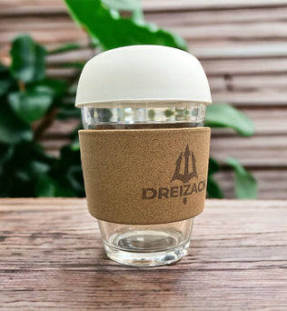 CAPU | Coffee-to-go-Becher mit personalisiertem Korkgriff Personalisiert & Individuell Dreizack Gravuren oesterreich handgemachte geschenke in wien