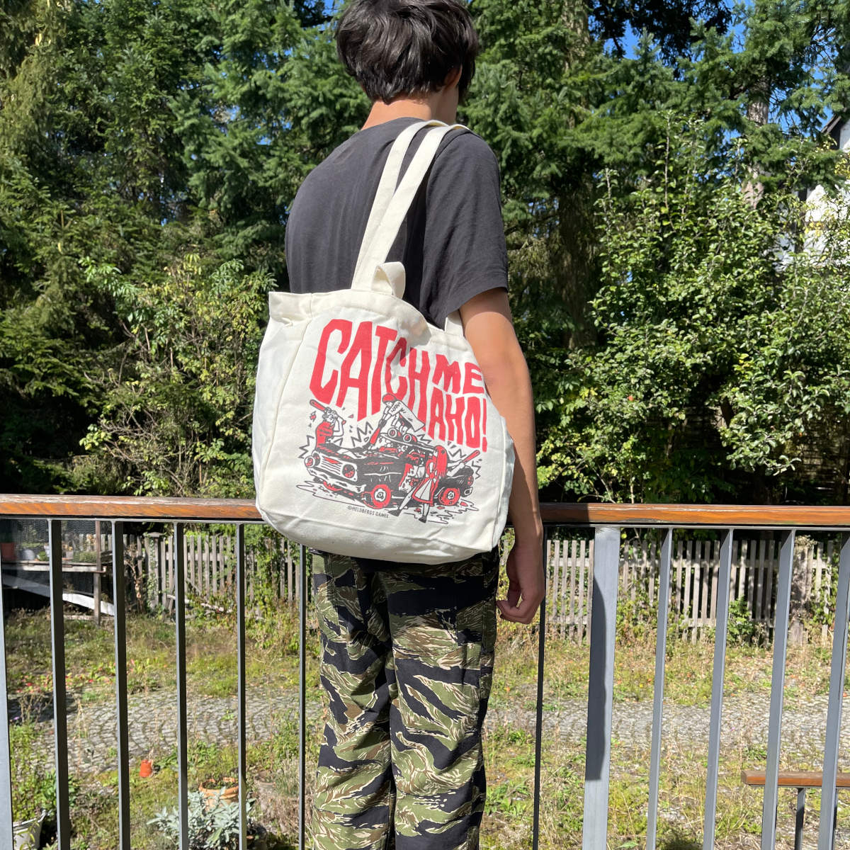 „Catch me Aho“ Tote Bag von Heldbergs Games, inspiriert von Sukeban-Kultur. Hergestellt aus 16-Unzen-Baumwolle, Maße 32 x 33 x 16 cm, mit Magnetverschluss und Innentasche. Frecher Style für Abenteuer.