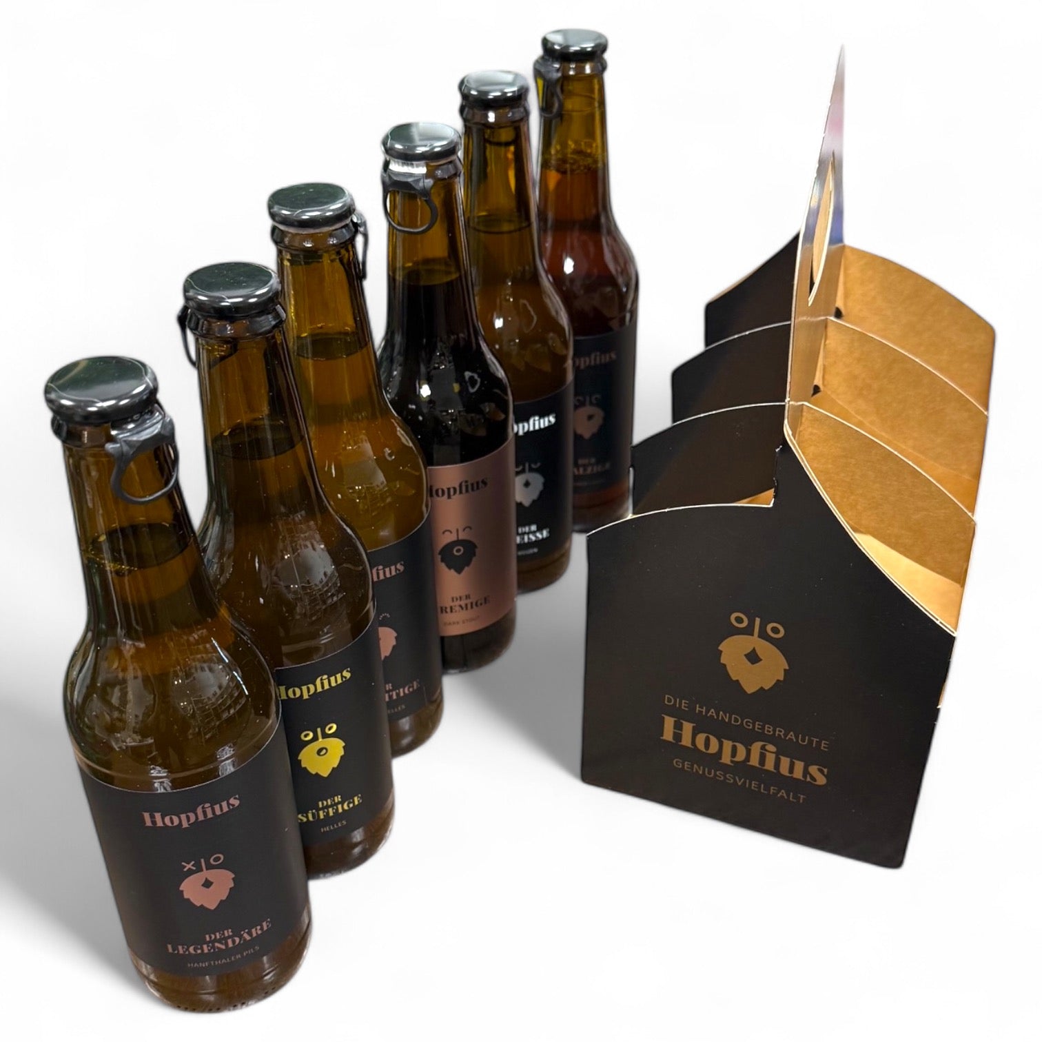 Hopfius Probier-Set mit 6 handgebrauten Craft-Bieren, 6 x 0,33 L. Enthält die Sorten Der Legendäre, Der Süffige, Der Malzige, Der Fruchtige, Der Weiße und Der Cremige. Perfekt zum Kennenlernen oder als Geschenk für Bierliebhaber.