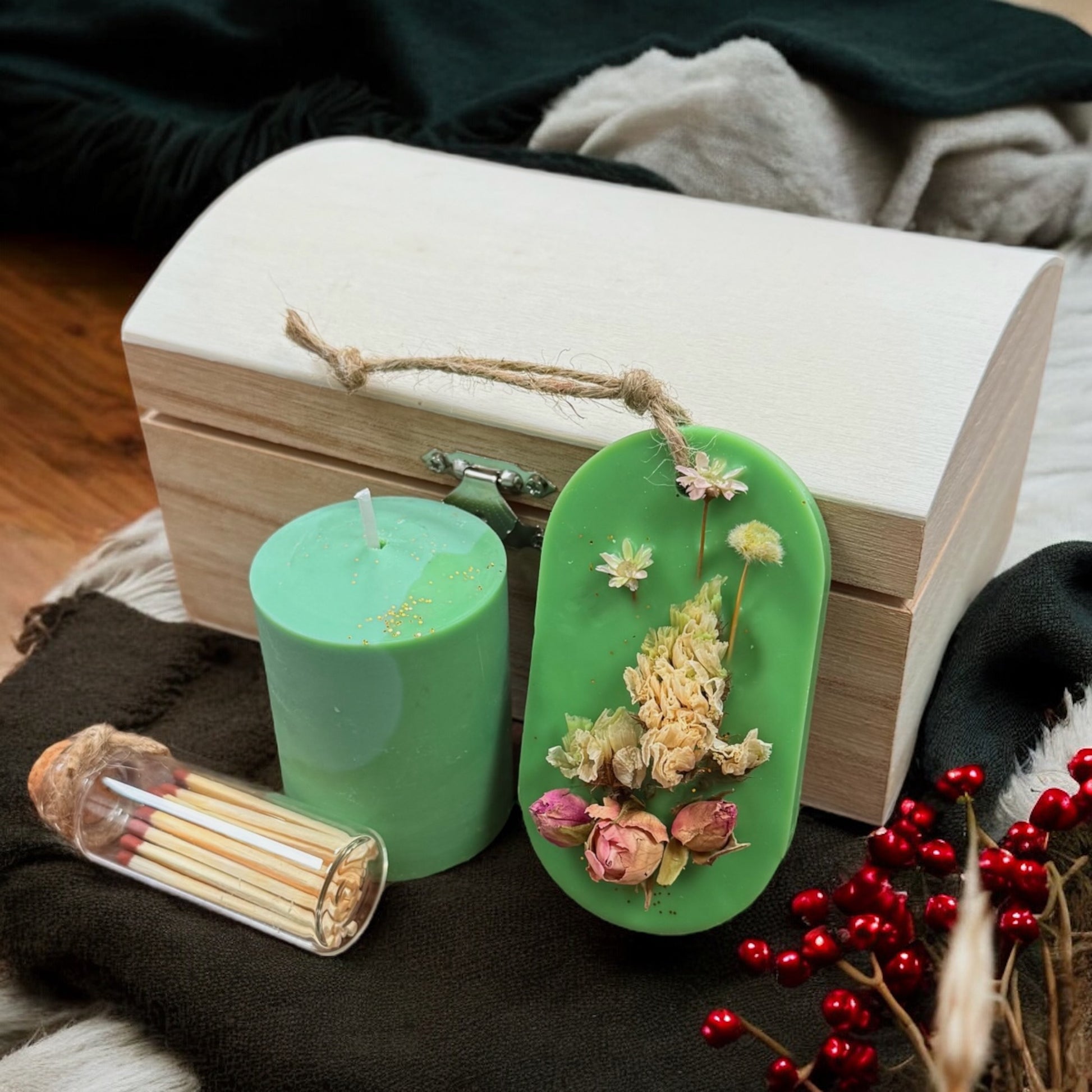 Geschenkset aus Kerze, Duftsachet und Streichhölzern in einer Holztruhe, hergestellt von WildForestCandles. Waldduft mit Noten von Holz, Moos und Naturaromen, nachhaltig und liebevoll gestaltet.