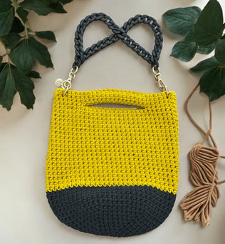 FK-Bags handgehäkelte Taschen – Modische und funktionale Clutch oder Freizeittaschen, handgemacht in Wien. Verschiedene Farben und Ausführungen. Dreizack Wien.