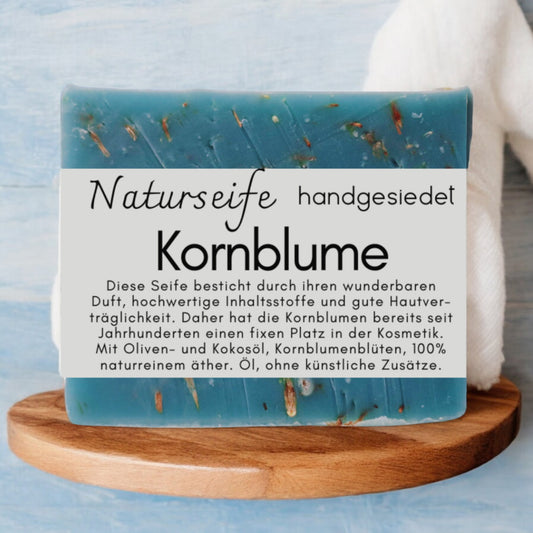 Naturseife Kornblume – Handgesiedete Naturseife aus hochwertigen, naturbelassenen Zutaten. Sanft zur Haut und umweltfreundlich. Dreizack Wien.