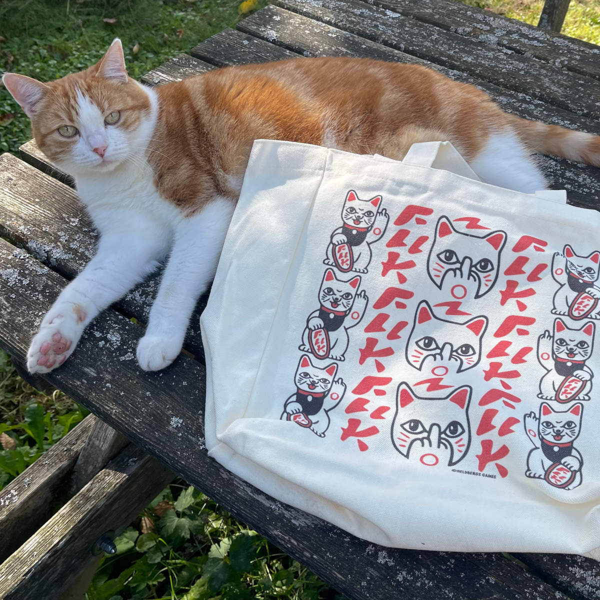 „Fuck You - Maneki Neko“ Tote Bag aus 16-Unzen-Baumwolle, 32 x 33 x 16 cm, mit Magnetverschluss, Innentasche und langen sowie kurzen Tragegriffen. Freches Design mit rebellischem Humor. Tote Bag mit Katzendesign. Katze die Mittelfinger zeigt.