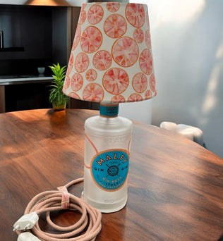 Malfy Gin Rosa Tischlampe – Aus einer wiederverwendeten Ginflasche gefertigt, mit fruchtigem Lampenschirm und Textilkabel. Nachhaltige und einzigartige Dekoration für dein Zuhause.