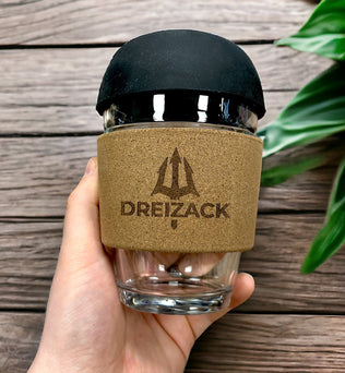 CAPU | Coffee-to-go-Becher mit personalisiertem Korkgriff Personalisiert & Individuell Dreizack Gravuren oesterreich handgemachte geschenke in wien