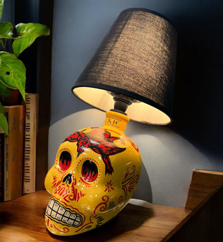 KAH Tequila Reposado Tischlampe – Handgefertigte Lampe aus einer wiederverwendeten, kunstvoll bemalten KAH Tequila Flasche im mexikanischen Totenkopf-Design. Einzigartige und nachhaltige Dekoration für kreative Wohnräume.