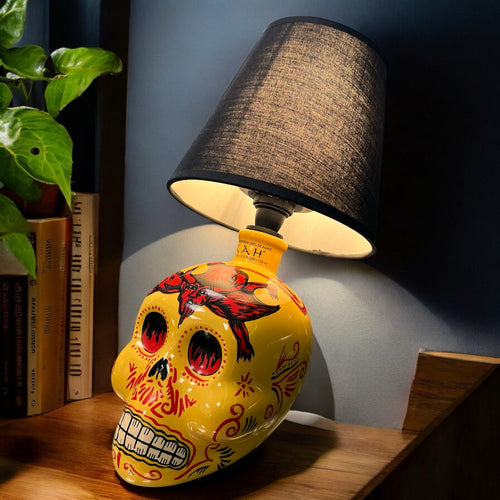 KAH Tequila Reposado Tischlampe – Handgefertigte Lampe aus einer wiederverwendeten, kunstvoll bemalten KAH Tequila Flasche im mexikanischen Totenkopf-Design. Einzigartige und nachhaltige Dekoration für kreative Wohnräume.