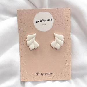 Cloverlily.Clay handgefertigte Polymer Clay Ohrringe – Einzigartige, individuelle Designs, sorgfältig hergestellt für Langlebigkeit und Komfort. Perfekt für jeden Anlass und jede Jahreszeit. Dreizack Wien.