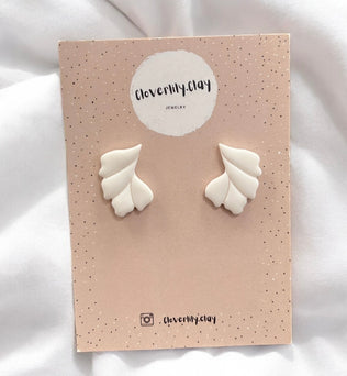 Cloverlily.Clay handgefertigte Polymer Clay Ohrringe – Einzigartige, individuelle Designs, sorgfältig hergestellt für Langlebigkeit und Komfort. Perfekt für jeden Anlass und jede Jahreszeit. Dreizack Wien.