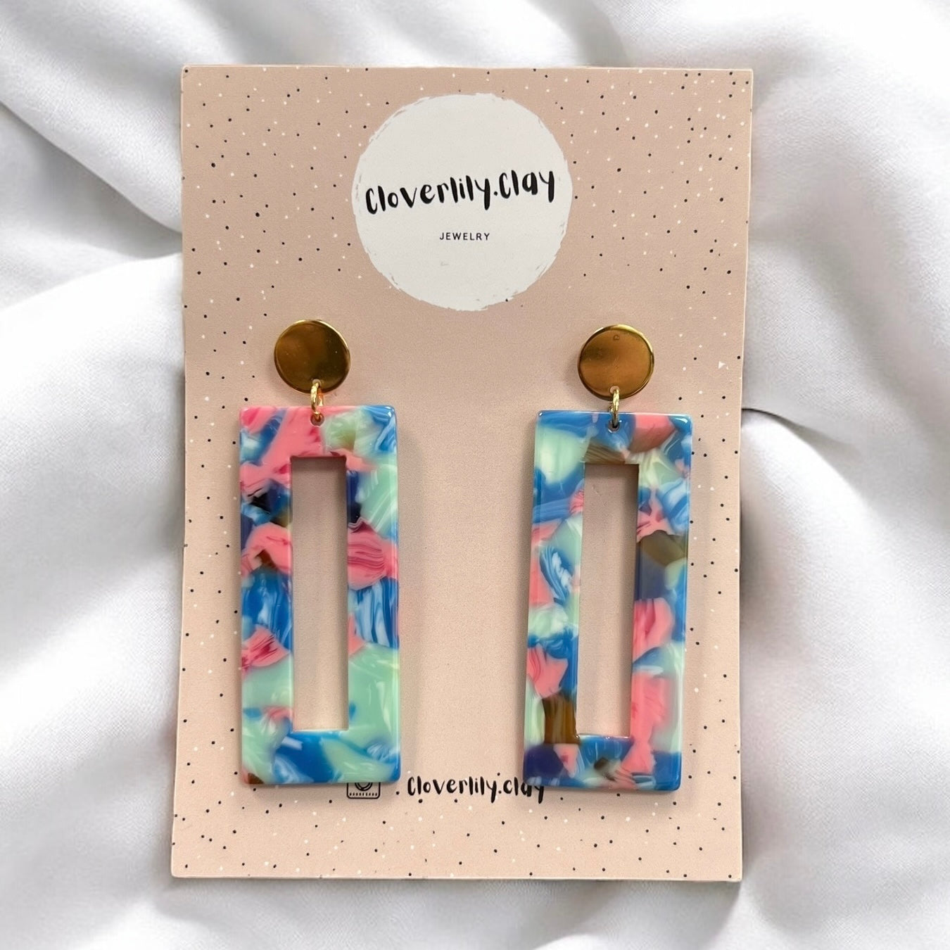 Cloverlily.Clay handgefertigte Polymer Clay Ohrringe – Einzigartige, individuelle Designs, sorgfältig hergestellt für Langlebigkeit und Komfort. Perfekt für jeden Anlass und jede Jahreszeit. Dreizack Wien.