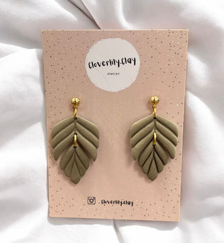 Cloverlily.Clay handgefertigte Polymer Clay Ohrringe – Einzigartige, individuelle Designs, sorgfältig hergestellt für Langlebigkeit und Komfort. Perfekt für jeden Anlass und jede Jahreszeit. Dreizack Wien.