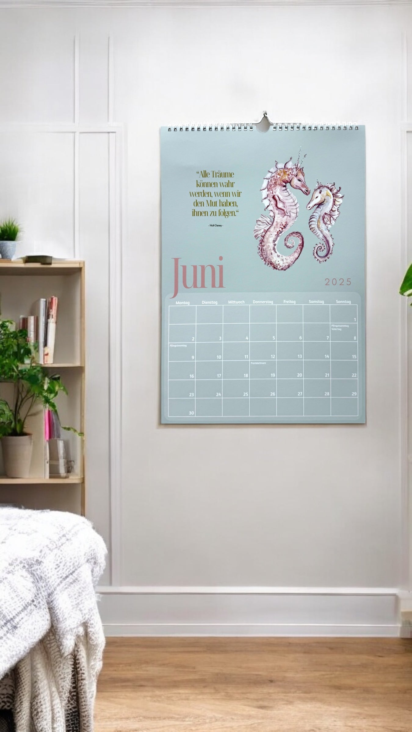 Kalender mit 12 handgemalten Aquarell-Tiermotiven und inspirierenden Zitaten von MiniDei Design für kinder in kinderzimmer und Babys. Hochwertig gedruckt auf 300 g/m² Hochglanzpapier, in den Größen A4 und A3 erhältlich. Nachhaltig verpackt in Österreich.