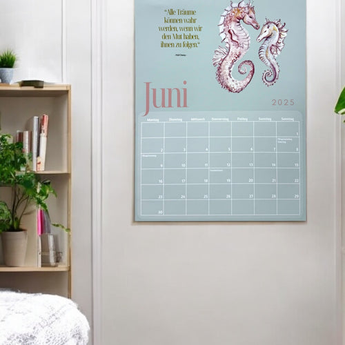 Kalender mit 12 handgemalten Aquarell-Tiermotiven und inspirierenden Zitaten von MiniDei Design für kinder in kinderzimmer und Babys. Hochwertig gedruckt auf 300 g/m² Hochglanzpapier, in den Größen A4 und A3 erhältlich. Nachhaltig verpackt in Österreich.